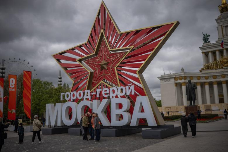 Personas visitan el Centro Panruso de Exposiciones (VDNKh), una feria comercial y parque de atracciones, decorado para celebrar el Día de la Victoria