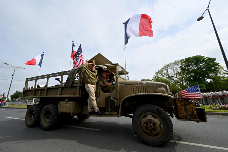 Recreadores vestidos con uniformes de la Segunda Guerra Mundial participan en la conmemoración del 80.º aniversario del fin de la Segunda Guerra Mundial