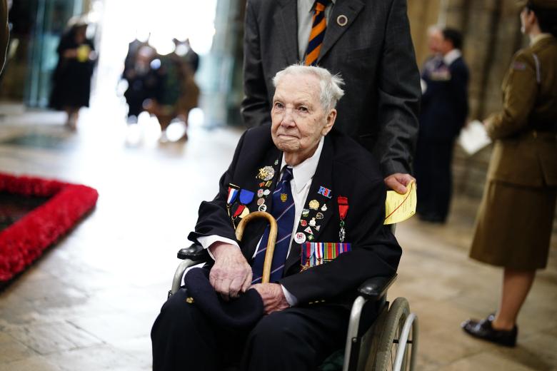 Veteranos asisten a un servicio de acción de gracias para conmemorar el 80.º aniversario del Día de la Victoria en Europa, que marc