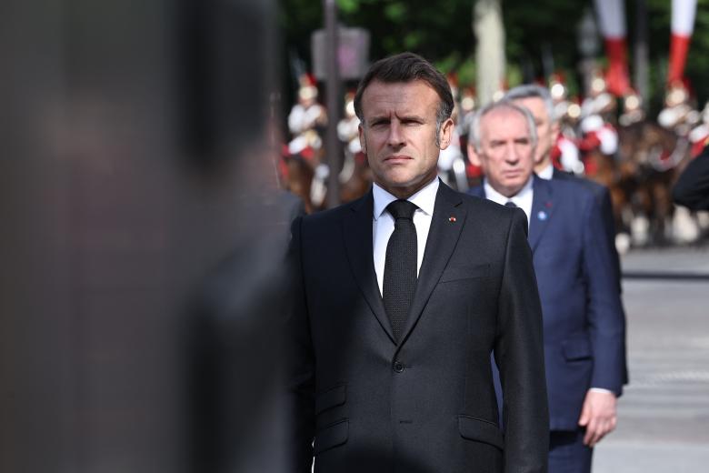 El presidente de Francia, Emmanuel Macron, rinde homenaje junto a la estatua del general De Gaulle durante las ceremonias del Día de la Victoria en Europa, que conmemora el fin de la Segunda Guerra Mundial en Europa, en París,