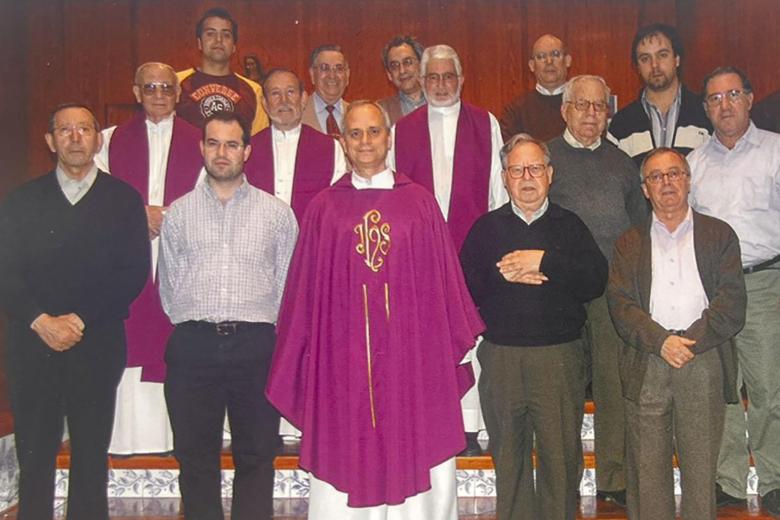 MÁLAGA, 08/05/2025.- Fotografía del nuevo papa León XIV, el estadounidense Robert Francis Prevost, cuando visitó Málaga hace unos años como superior general de la Orden de San Agustín y acudió al colegio 'Los Olivos', que regenta esta institución religiosa en la capital malagueña y que es considerada un referente en el ámbito educativo de la ciudad. Le acompaña la comunidad de Agustinos de Málaga en una imagen facilitada por un hijo de esta orden, título honorífico de personas especialmente vinculadas a ella. EFE/Hijo de los Agustinos de Málaga/SÓLO USO EDITORIAL/SÓLO DISPONIBLE PARA ILUSTRAR LA NOTICIA QUE ACOMPAÑA (CRÉDITO OBLIGATORIO)