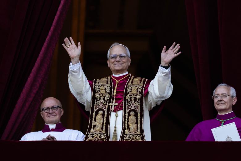 El Papa León XIV en el balcón de la Basílica de San Pedro del Vaticano tras el cónclave.