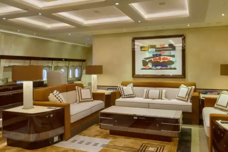 El interior del avión jumbo jet 747-8 de la familia real de Qatar