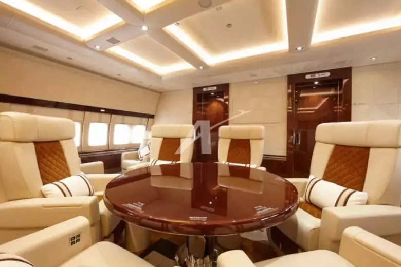 Una mesa de conferencias dentro del avión