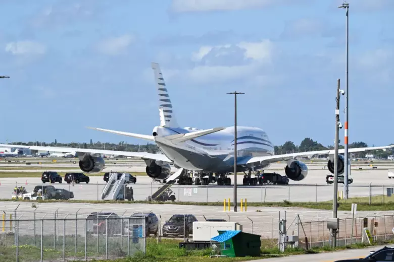 El Boeing 747 en la pista del Aeropuerto Internacional de West Palm Beach el 15 de febrero de 2025