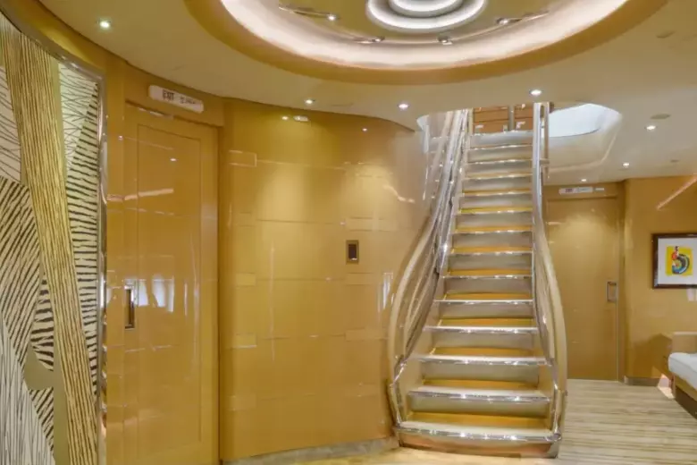 Una de las lujosas escaleras que une la primera con la segunda planta del jumbo jet que pertenecía a la Familia Real qatarí