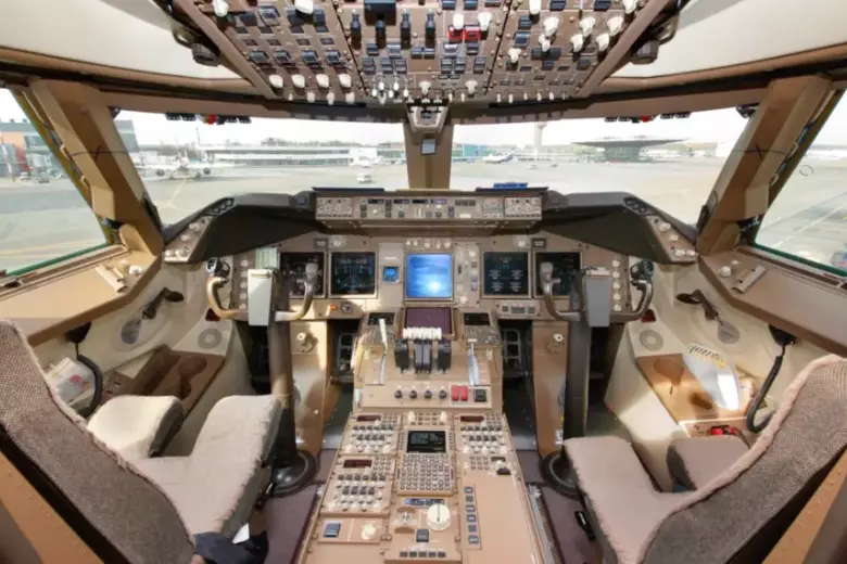 La cabina del avión Boeing 747-8
