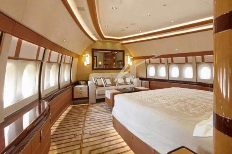 El dormitorio principal no solo está equipado con una cama grande y cómoda, sino que el espacio también incluye un sofá, varios gabinetes, pisos lujosos, abundante luz proveniente de las ventanas y un hermoso techo