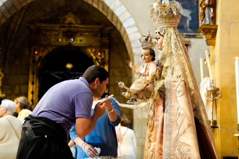 Besamanos de la Virgen de los Remedios en San Lorenzo (Córdoba)