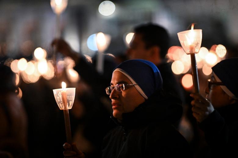 Miles de peregrinos se congregaron en el Santuario para celebrar el aniversario del milagro de Fátima, cuando tres pastorcillos afirmaron haber visto a la Virgen María en mayo de 1917.