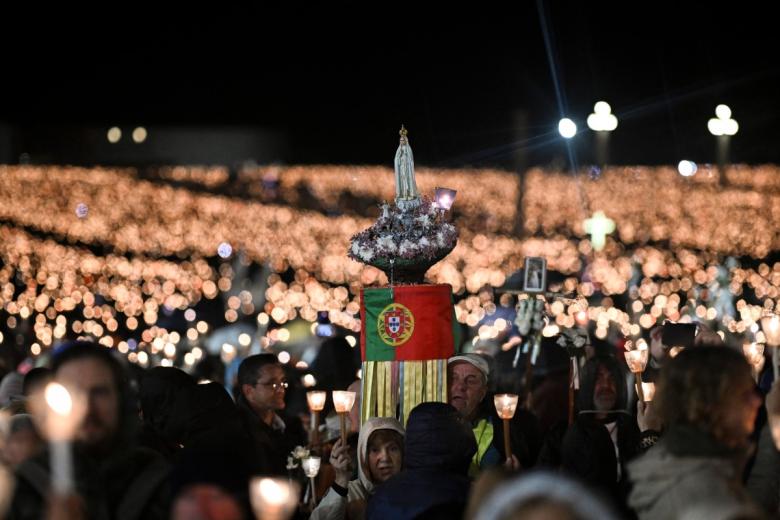 Los peregrinos asisten a la procesión del Rosario y las velas en el santuario de Fátima