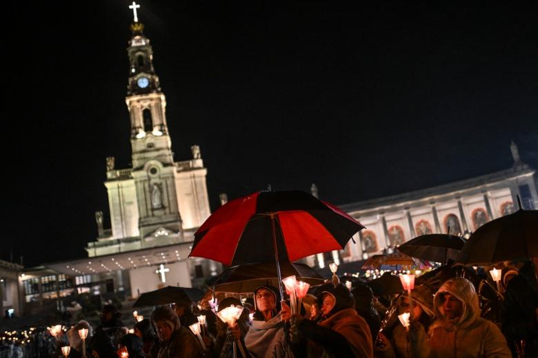 El rito consiste en llevar la imagen de Nuestra Señora de Fátima hasta el altar del santuario, en medio de una caminata donde los fieles portan velas durante la noche