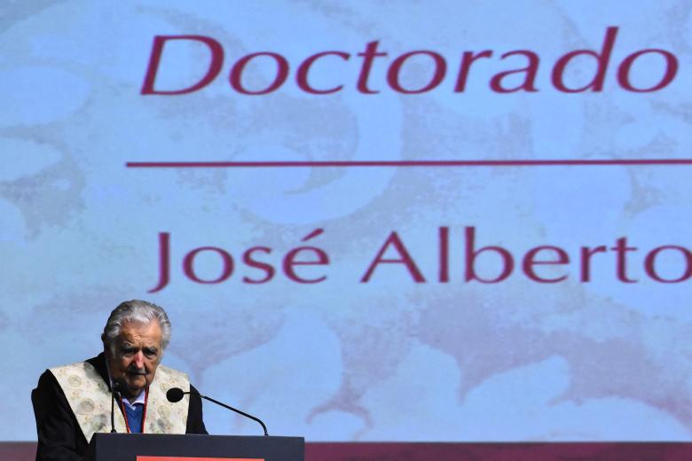 Former Uruguayan president Jose Mujica (2010-2015) speaks at the final election campaign rally of Chilean presidential candidate for the ruling New Majority coalition, Alejandro Guillier, in front of the La Moneda presidential palace in Santiago, on December 14, 2017. Leftist former TV journalist Alejandro Guillier will face off with Chile's conservative billionaire and former president Sebastian Pinera in the December 17 presidential runoff election. (Photo by Martin BERNETTI / AFP)