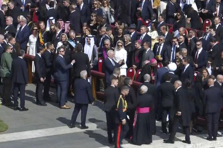 os reyes de España, Felipe VI y Letizia (c-i) toman asiento durante la llegada de las autoridades para asistir a la misa del inicio del pontificado del papa León XIV este domingo en la plaza de San Pedro en el Vaticano