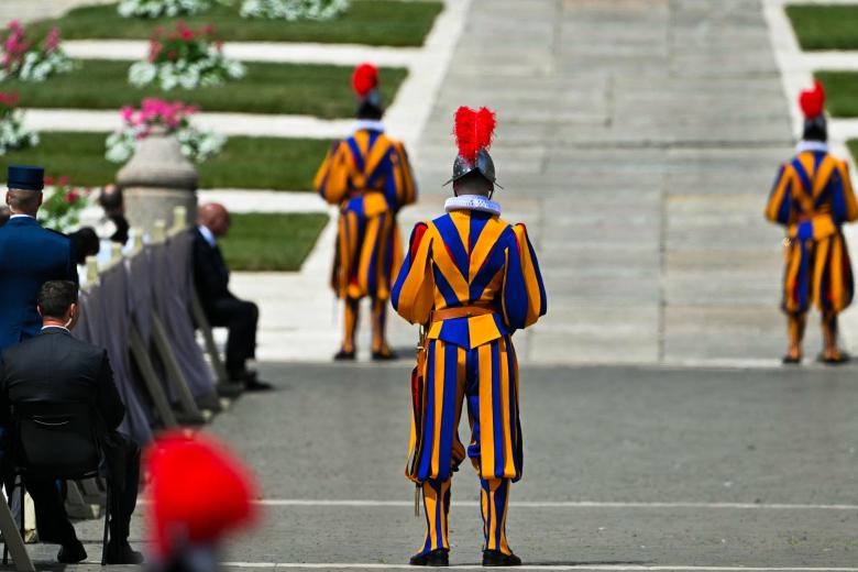Guardias suizos durante la misa presidida por el Papa León XIV para el inicio de su pontificado