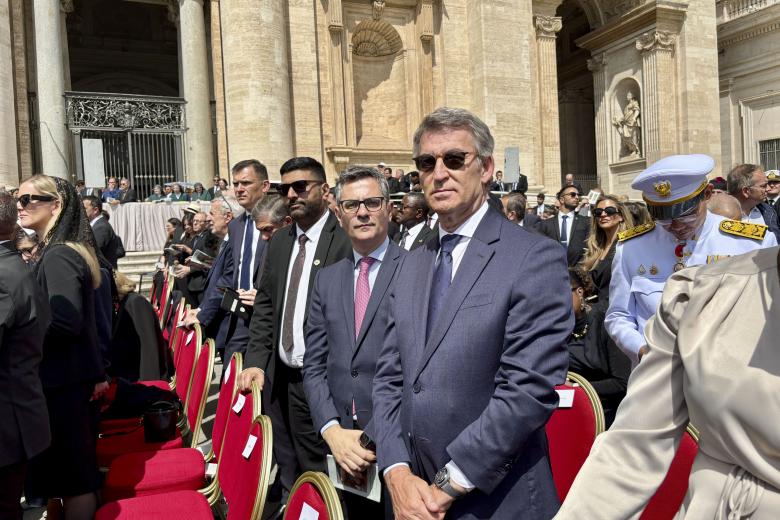 El ministro de Justicia, Félix Bolaños (2d) y el líder del PP, Alberto Núñez Feijóo (d) asisten a la misa del inicio del pontificado del Papa León XIV