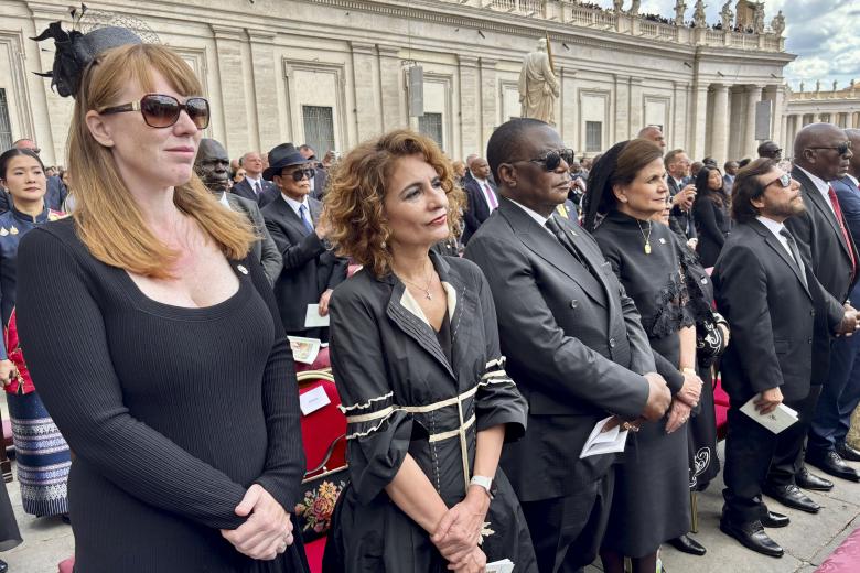 La ministra de Hacienda, María Jesús Montero (2i) asiste a la misa del inicio del pontificado del Papa León XIV