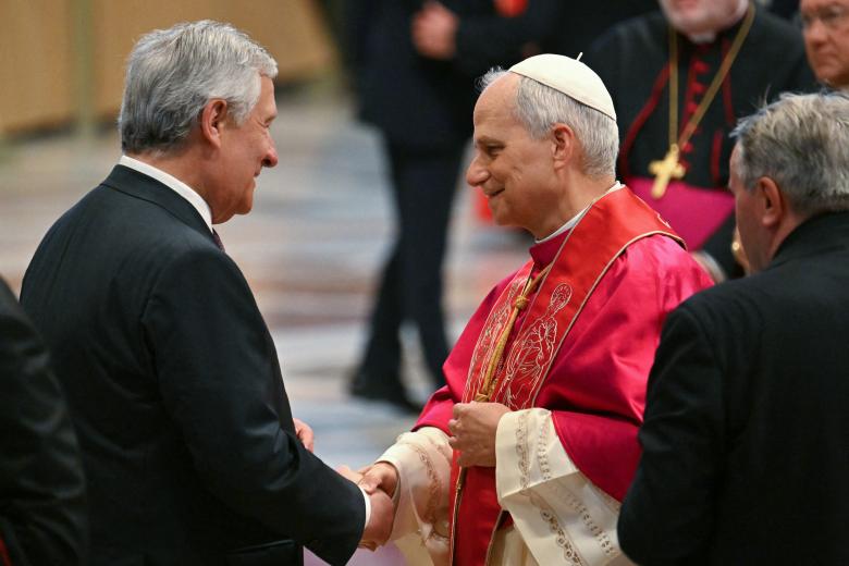 El Papa León XIV habla con el ministro de Asuntos Exteriores de Italia, Antonio Tajani