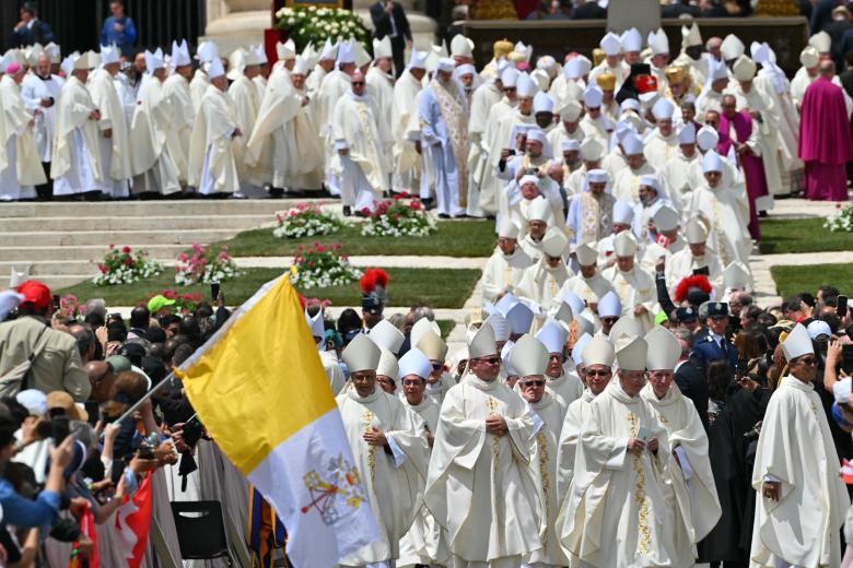 Miembros del clero salen después de una Santa Misa para el inicio del pontificado de León XIV