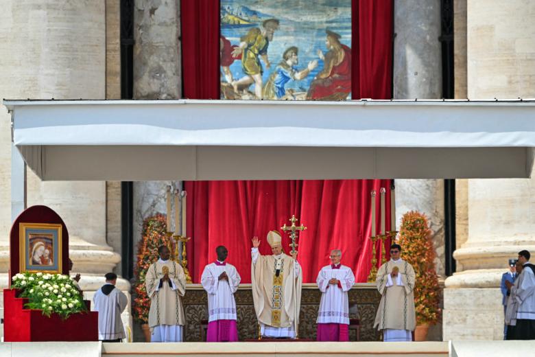 El Papa León XIV saluda tras pronunciar el Regina Caeli tras la Santa Misa de inicio de su Pontificado