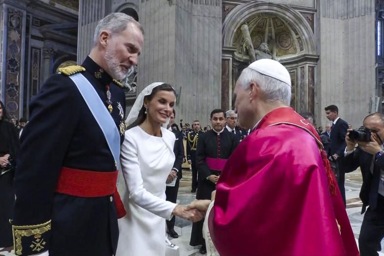 Los Reyes de España, Felipe VI y Letizia, conversan con el papa León XIV, tras finalizar la misa del inicio del pontificado este domingo en la plaza de San Pedro en el Vaticano