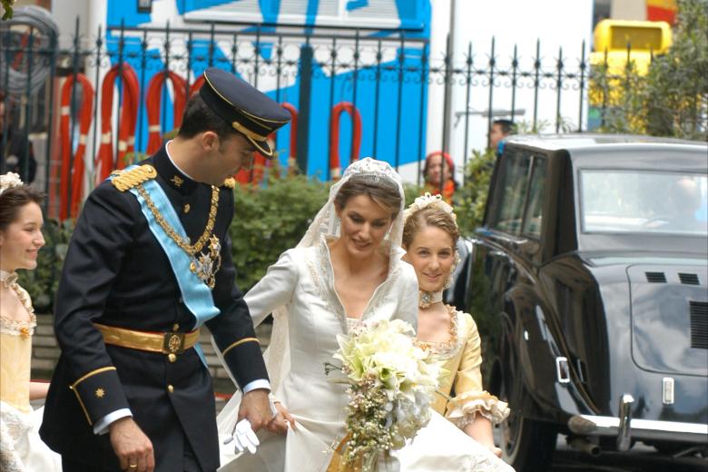 BODA REAL DEL PRINCIPE FELIPE DE BORBON Y DOÑA LETIZIA ORTIZ ROCASOLANO ( CON TIARA ) , PRINCIPES DE ASTURIAS , EN LA CATEDRAL DE LA ALMUDENA . 
VISITA A LA BASILICA DE NUESTRA SEÑORA DE ATOCHA DONDE LA PRINCESA DE ASTURIAS DEPOSITO SU RAMO DE NOVIA
EN LA FOTO LOS PRINCIPES DE ASTURIAS A SU LLEGADA A LA BASILICA . 
©KORPA
22/05/2004
MADRID *** Local Caption *** REAL WEDDING OF THE PRINCIPE FELIPE OF BORBON AND DOÑA LETIZIA ORTIZ ROCASOLANO, PRINCIPES OF ASTURIAS, IN THE CATHEDRAL OF THE ALMUDENA