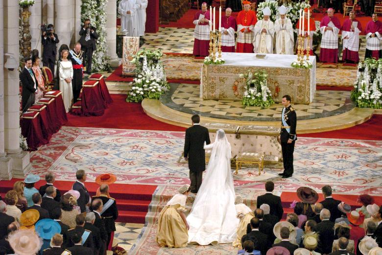 Doña Letizia recibe en el altar  al entonces Principe Felipe