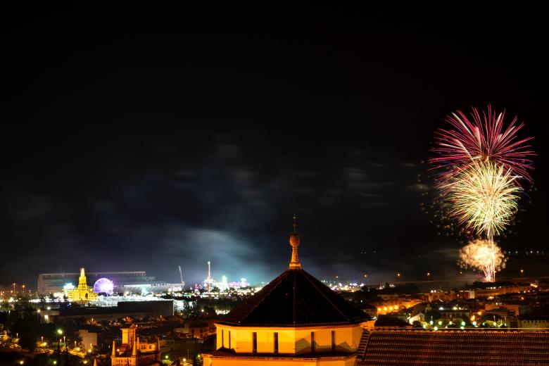 Magia sobre el Guadalquivir: los fuegos artificiales de la Feria de ...