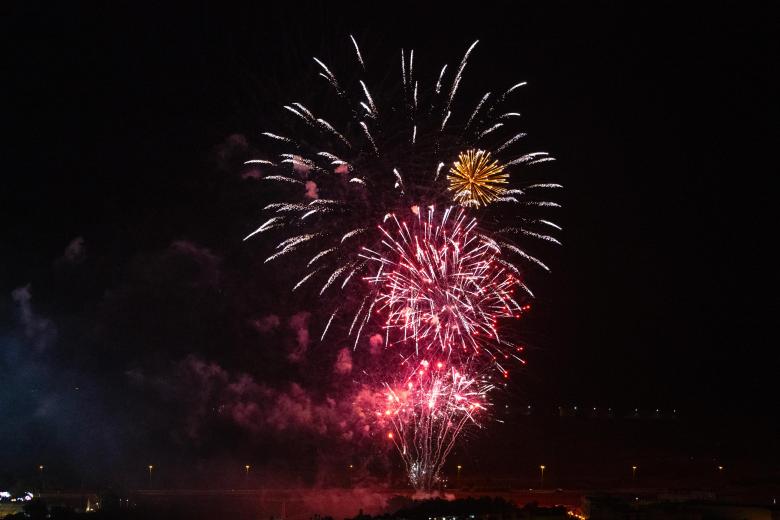 Magia sobre el Guadalquivir: los fuegos artificiales de la Feria de ...