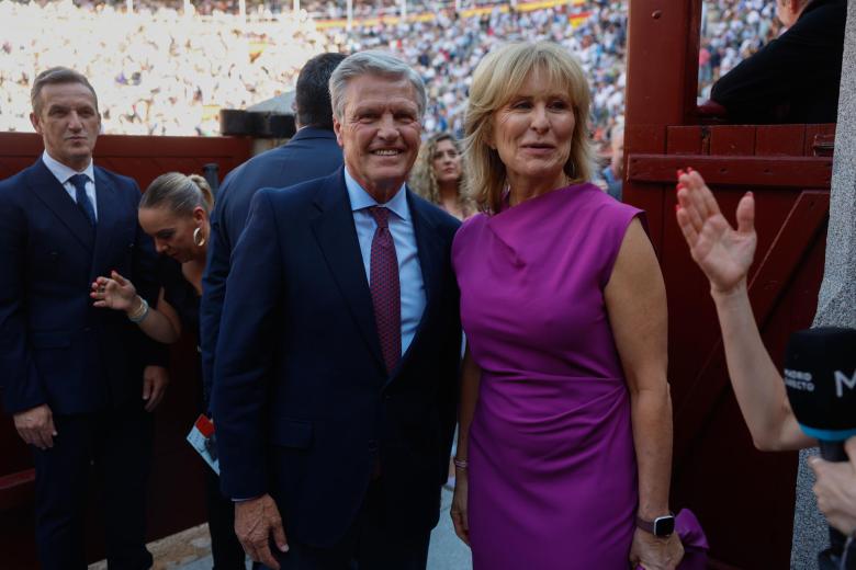 María Rey, presidenta de la Asociación de la Prensa de Madrid (APM), junto a Espartaco este miércoles en Las Ventas