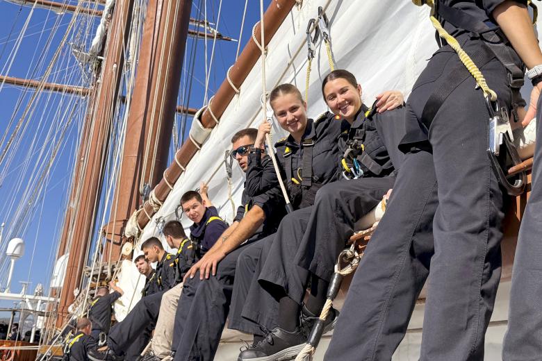 La Princesa de Asturias, con sus compañeros en el Juan Sebastián de Elcano