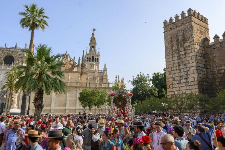 El Simpecado de la Hermandad de El Rocío de Sevilla-El Salvador a su paso entre la Catedral y el Alcázar en su salida hacia la aldea almonteña este miércoles