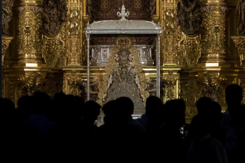 Los almonteños han saltado la reja a las 2:42 horas, instante en el que el Simpecado de la Hermandad Matriz de Almonte ha aparecido por la Concha Peregrina que hace de pórtico del Santuario de la Virgen del Rocío, procedente del rezo del Santo Rosario, dando comienzo la procesión de la imagen. EFE/David Arjona