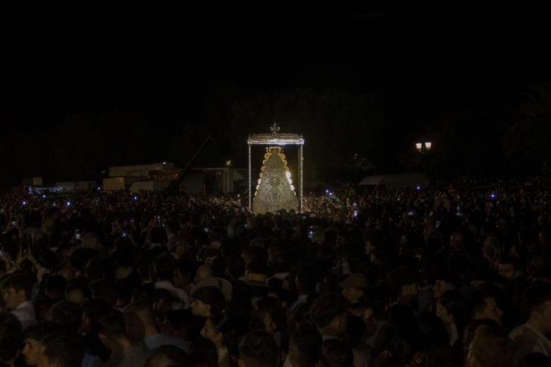 El 'salto' ha tenido lugar 15 minutos antes que el año pasado -2:57- y apenas cuatro minutos después, a hombros de los almonteños, la Virgen ha alcanzado el pórtico del Santuario para salir a una explanada frontal en la que la esperaban miles de fieles.
