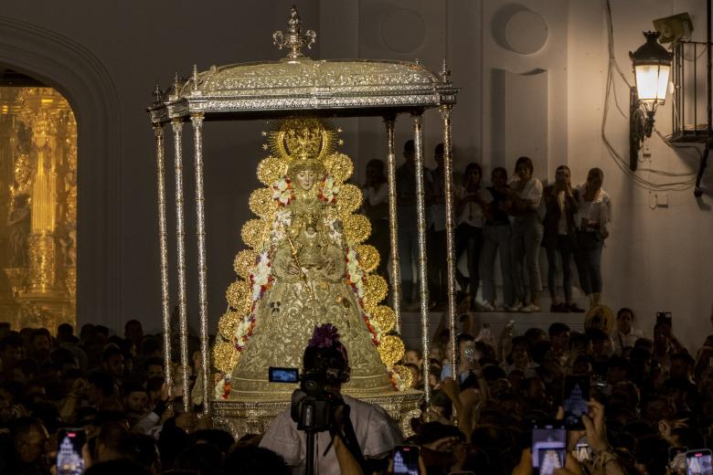 Los vivas y olés, salves y plegarias, tanto oradas como cantadas en forma de sevillanas, al paso de la Virgen del Rocío no han parado desde ese momento entre la marea de fieles que rodea a la imagen y en cuyas caras se reflejan los sentimientos y la devoción que le tienen