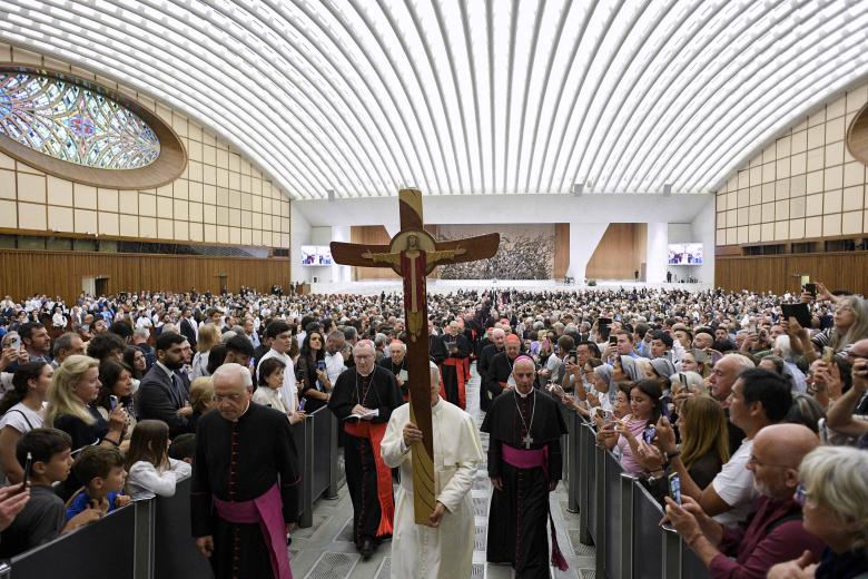 Pope Leo XIV holds a crucifix as he leads the procession from Aula Paolo VI (Paul VI Audience Hall) to the Holy Door as part of the Jubilee 2025 of the Holy See, in The Vatican , on June 9, 2025. (Photo by Tiziana FABI / AFP)