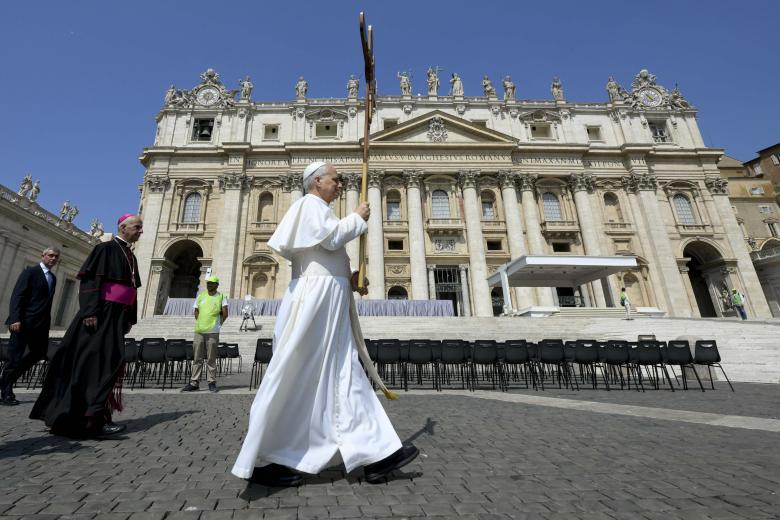 This handout photograph taken and released on June 9, 2025, shows Pope Leo XIV holding a crucifix as he leads the procession from Aula Paolo VI (Paul VI Audience Hall) in the St Peter's Basilica prior to the Holy Mass as part of the Jubilee 2025 of the Holy See, in The Vatican. (Photo by Francesco Sforza / VATICAN MEDIA / AFP) / RESTRICTED TO EDITORIAL USE - MANDATORY CREDIT "AFP PHOTO / VATICAN MEDIA" - NO MARKETING NO ADVERTISING CAMPAIGNS - DISTRIBUTED AS A SERVICE TO CLIENTS