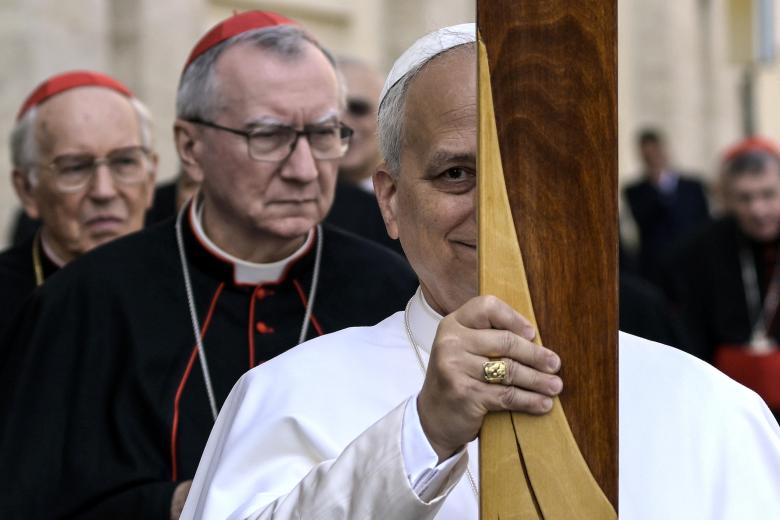 El Papa, portando la cruz del Jubileo