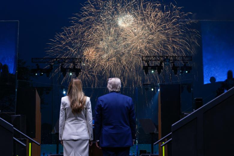 US President Donald Trump (C), flanked by US First Lady Melania Trump, administers the Oath of Enlistment to soldiers who are enlisting or reenlisting during the Army 250th Anniversary Parade in Washington, DC on June 14, 2025. (Photo by Mandel NGAN / AFP)