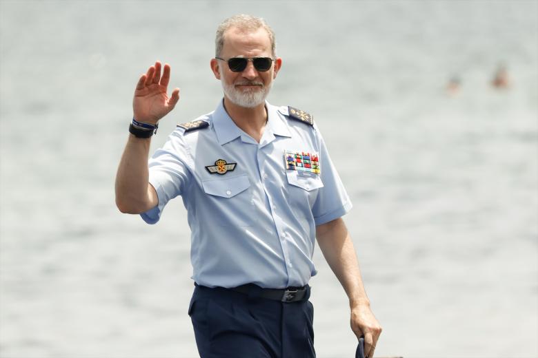El Rey Felipe VI durante el festival aéreo ‘Aire 2025’, en el Centro Deportivo y Cultural del Ejército del Aire y del Espacio (C.D.S.C.M.E.A.) 'Fernández de Tudela', a 15 de junio de 2025, en San Javier, Región de Murcia (España). Este festival, que se celebra en conmemoración del 40º aniversario de la Patrulla Águila, reúne a las mejores patrullas acrobáticas de Europa, junto con otras aeronaves históricas y de actualidad del Ejército del Aire y del Espacio.
Edu Botella / Europa Press
15 JUNIO 2025;FESTIVAL;AÉREO;AIRE;EXHIBICIÓN
15/6/2025