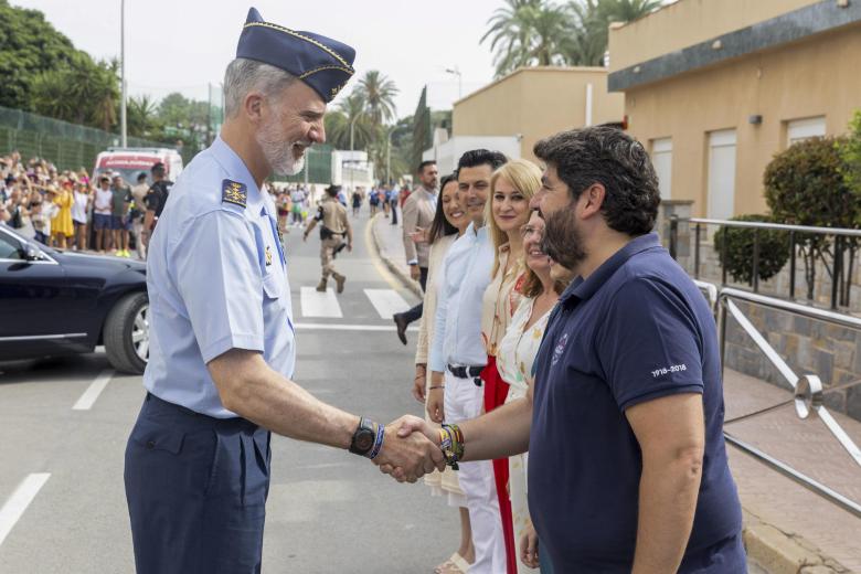 SAN JAVIER (MURCIA), 15/06/2025.- El rey Felipe VI (i) saluda al presidente de la Comunidad de Murcia, Fernando López Miras (d), a su llegada al festival aéreo Aire 2025, que conmemora el 40 aniversario de la Patrulla Águila y que reúne a las mejores patrullas acrobáticas de Europa, este domingo en San Jaiver (Murcia). EFE/ Marcial Guillén