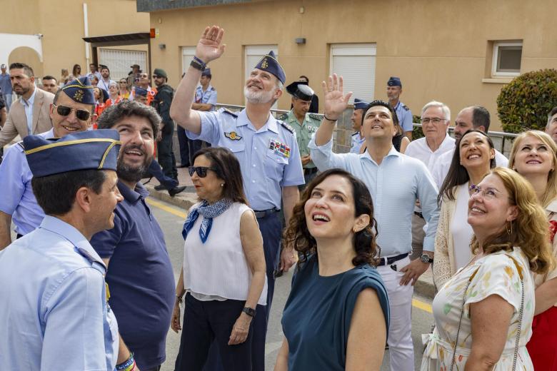 SAN JAVIER (MURCIA), 15/06/2025.- El rey Felipe VI (c) junto a la ministra de defensa, Margarita Robles (3i), el presidente de la Comunidad de Murcia, Fernando López Miras (2i), y la presidenta de la Comunidad de Madrid, Isabel Díaz Ayuso (2d), asiste al festival aéreo Aire 2025, que conmemora el 40 aniversario de la Patrulla Águila y que reúne a las mejores patrullas acrobáticas de Europa, este domingo en San Jaiver (Murcia). EFE/ Marcial Guillén