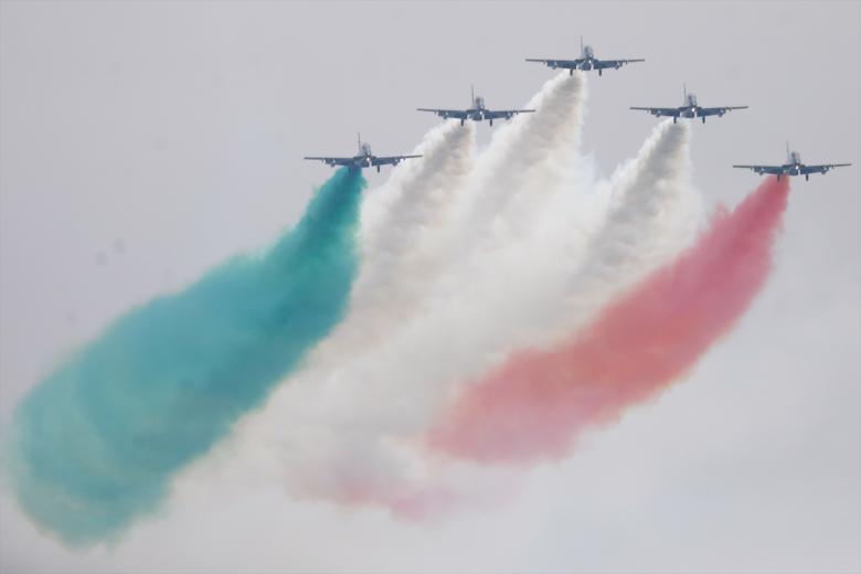 Las aeronaves italianas Frecce Tricolori dibujan en el cielo su bandera nacional