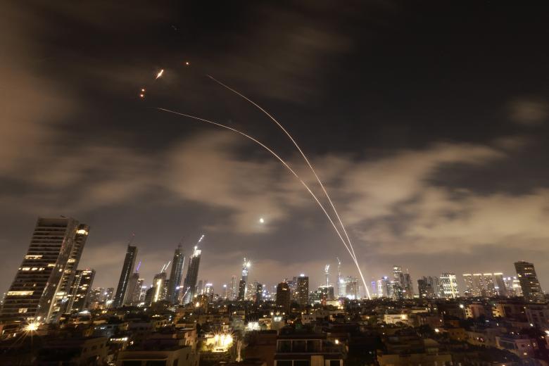 Los sistemas de defensa aérea israelíes se activaron para interceptar misiles iraníes sobre la ciudad israelí de Tel Aviv
