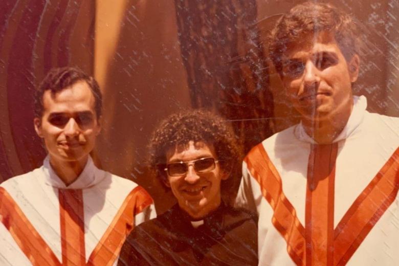 Prevost (a la izquierda) el día de su ordenación sacerdotal