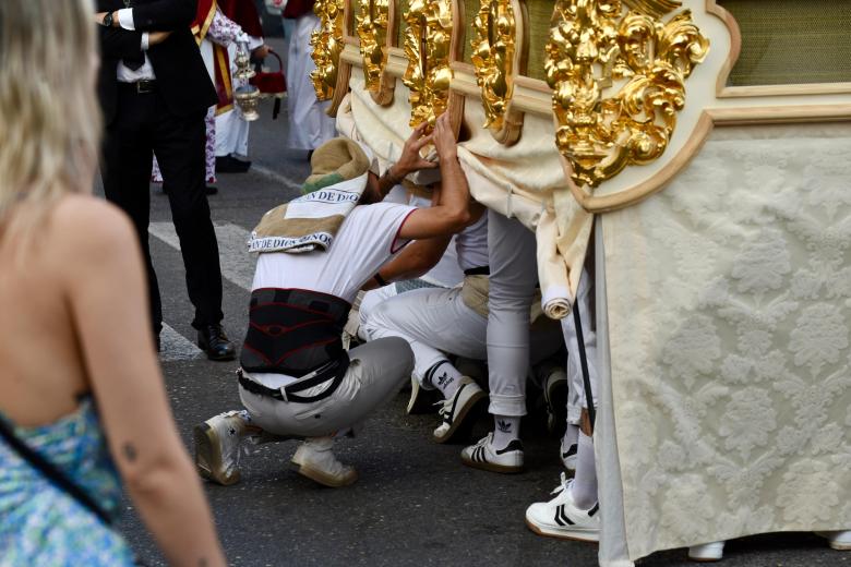 El traslado del paso de misterio de la Sagrada Cena a la Catedra, en imágenes