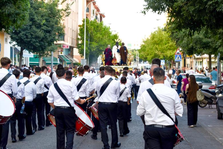 El traslado del paso de misterio de la Sagrada Cena a la Catedra, en imágenes