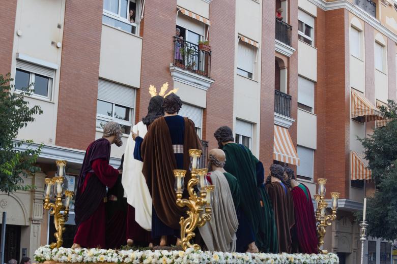 El traslado del paso de misterio de la Sagrada Cena a la Catedra, en imágenes