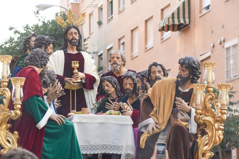 El traslado del paso de misterio de la Sagrada Cena a la Catedra, en imágenes