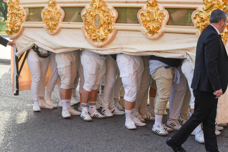 El traslado del paso de misterio de la Sagrada Cena a la Catedra, en imágenes